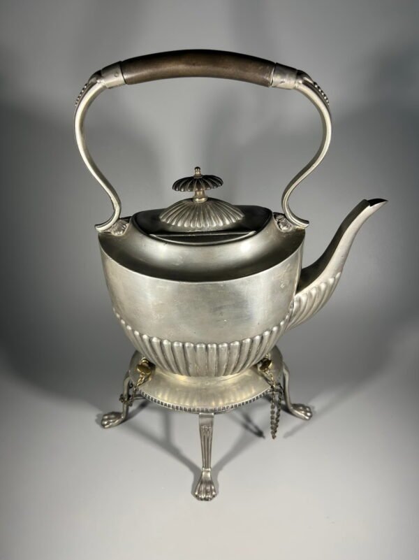 Arbatinukas antikvarinis, alavinis, su stovu, nukeliamas. Kaina 88