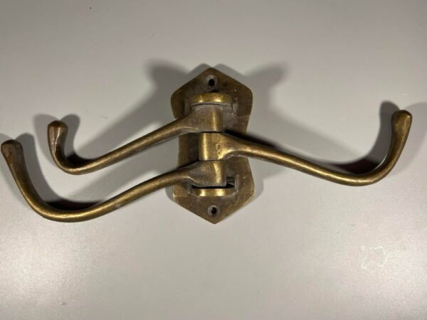 Kabykla bronzinė, 3 šakų, kryptinė. Tvirta. Kaina 38