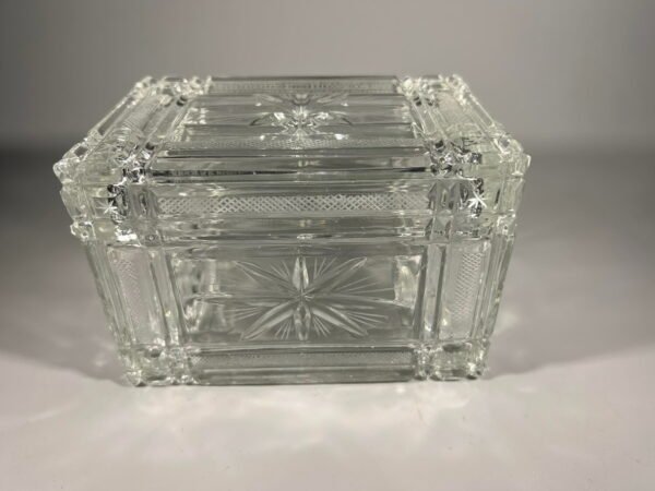 Dėžutė krištolinė, puošta raižiniais, vintažinė. Galima laikyti cigaretes. Svoris 1,1 kg. Kaina 56