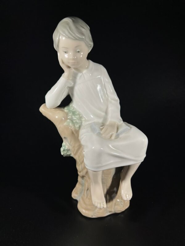 Statulėlė porcelianinė Berniukas sėdi. Lladro. Hand made in Spain. Kaina 63