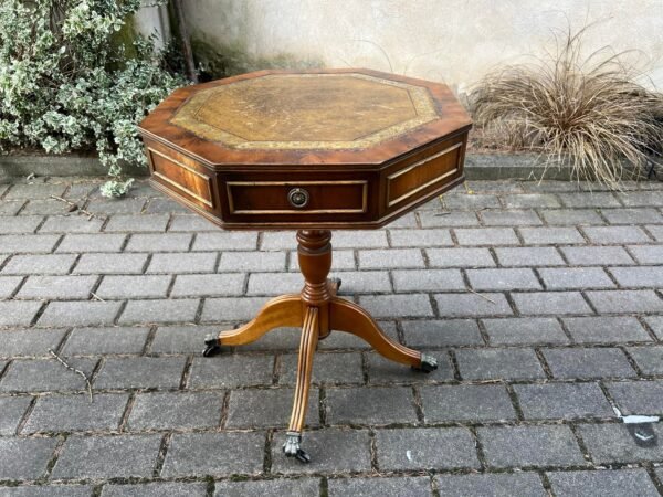 Staliukas, stalas oda dengtu stalviršiu, aštuoniakampis, medinis, kaustytom su ratukais kojom, angliškas, stovelis. Kaina 128