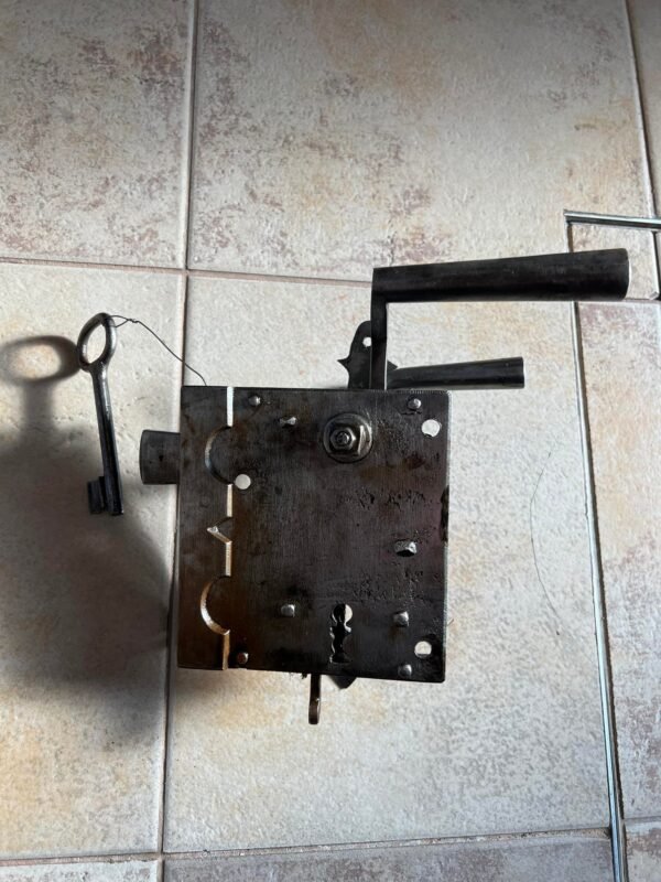 Spyna klėties, antikvarinė. Paruošta naudojimui. Dešininė. Kaina 106