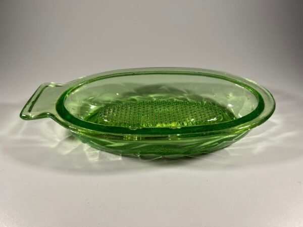 Tarka, trintuvė stiklinė, žalio stiklo, antikvarinė. Tinkama naudojimui. Kaina 43