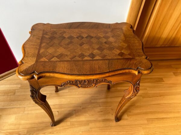 Staliukas drožinėras antikvarinis, kavos, tvirtas. Kaina 178