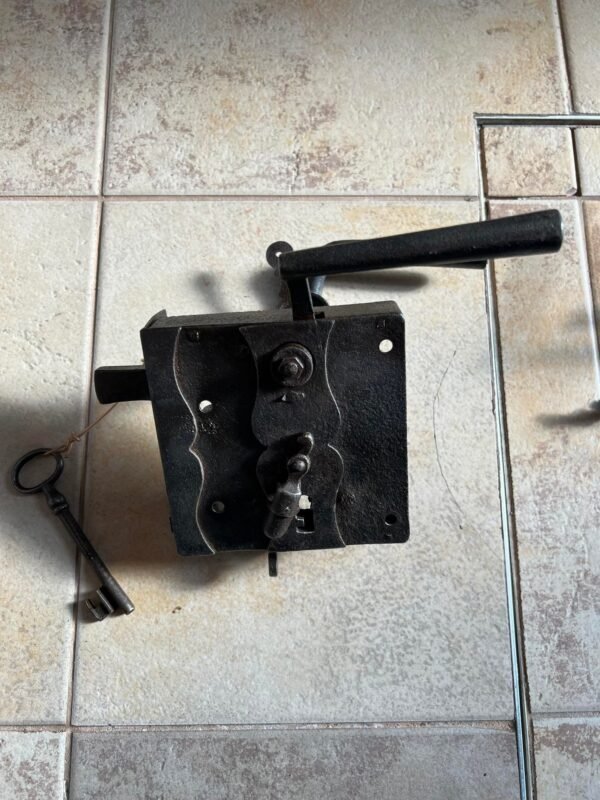 Spyna klėties, antikvarinė. Paruošta naudojimui. Dešininė. Kaina 106