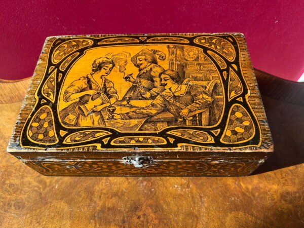 Dėžutė, skrynelė antikvarinė. medinė, skardiniu vidumi. Kaina 53