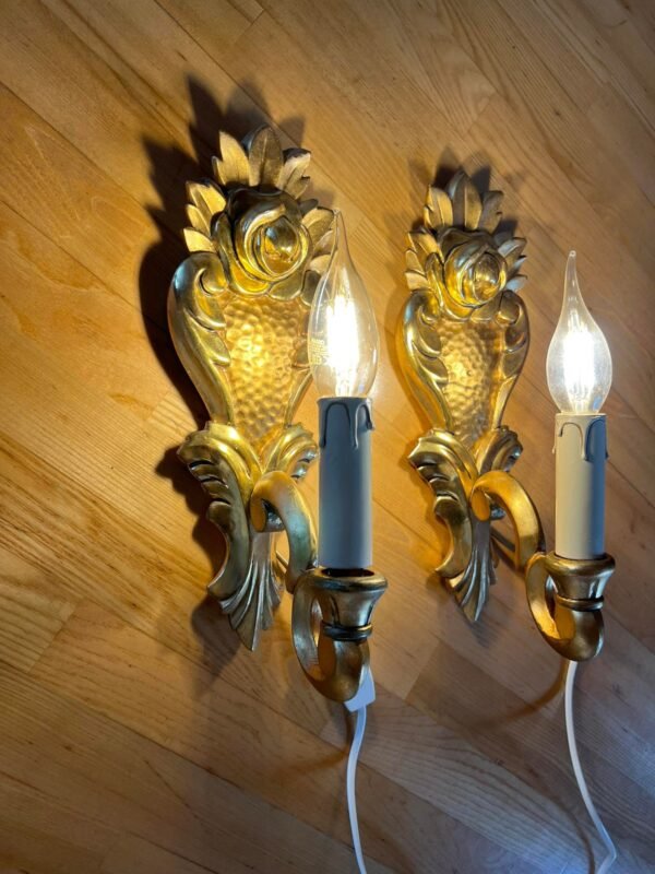 Bra šviestuvai antikvariniai, mediniai, auksuoti. Veikiantys. 2 vnt. Kaina 87 už abu.