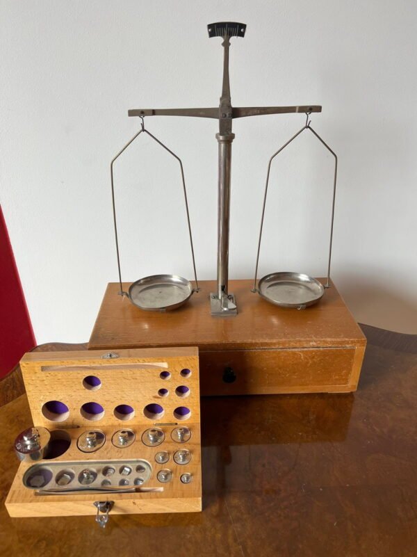Svarstyklės su stalčiuku bei svareliais vintažinės. Prabuotos. Vokietija. Kaina 87 už viską.