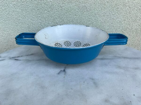 Emaliuotas kiauraindis (duršlikas), rėtis, metalinis, antikvarinis. Kaina 26