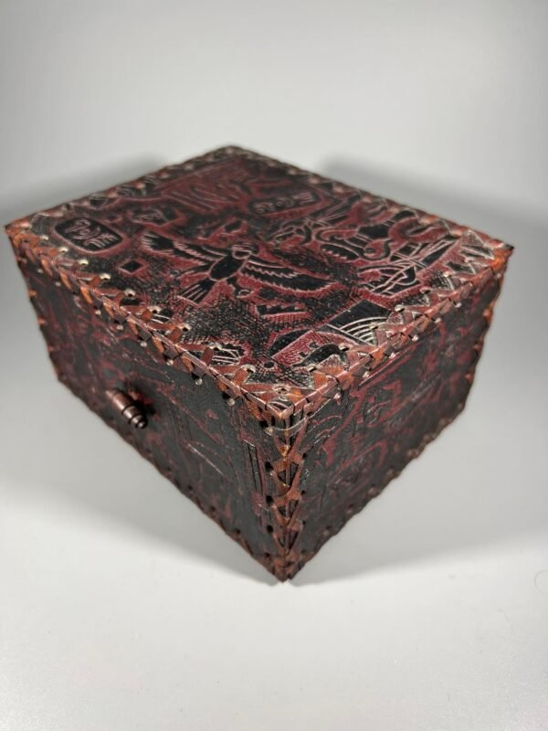 Dėžutė odinė, tvirta, Egipto motyvais, vidus raudono aksomo. Kaina 43