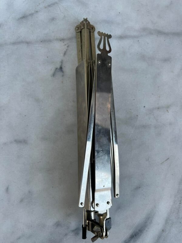 Piupitras, natų stovas nikeliuoto metalo, sudedamas, vintažinis. Kaina 43