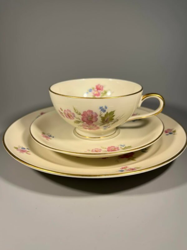 Puodelis su dviem lėkštutėm porcelianiniai, antikvariniai  ROSENTHAL. Ph. Rosenthal & Co Werk Kronach-Germany Else. 1901-1933 m. 4 vnt. Puodelio talpa 200 ml. Kaina po 23