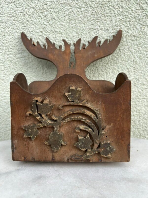 Dėžutė pakabinama drožinėta, medinė, liaudiška, lietuviška. Kaina 73