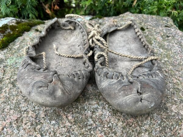 Naginės odinės, antikvarinės, lietuviškos, liaudiškos. Kaina 42