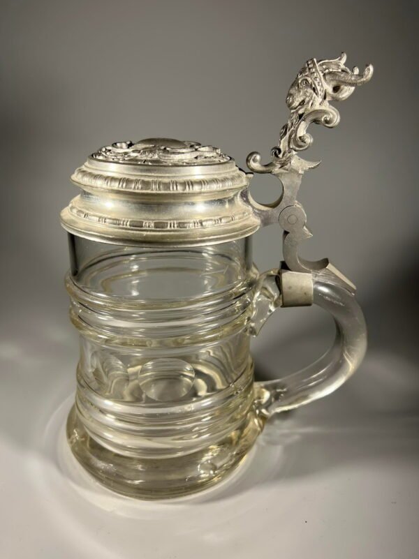 Bokalas antikvarinis, stiklinis, masyvus, alaviniu dangčiu. 0,5 l. Kaina 117