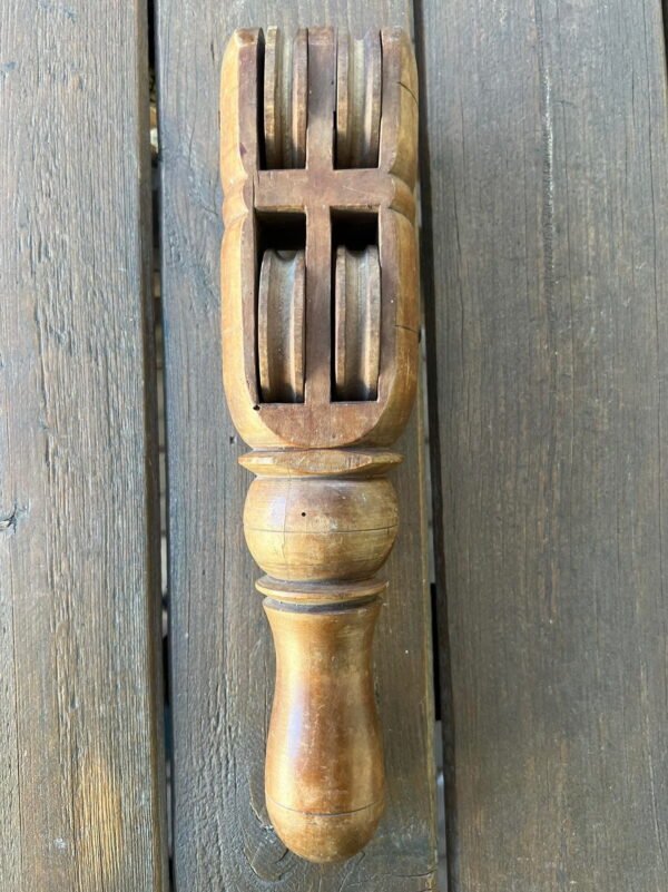 Skriemulys medinis, antikvarinis. Kaina 38