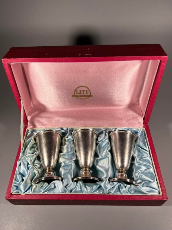 Taurelės, stikliukai ant kojelės sidabrinės dėžutėje, tarybiniai. Praba 875. Talpa 30 ml. 3 vnt. Visų svoris 90 gr. Kaina 236 už viską.