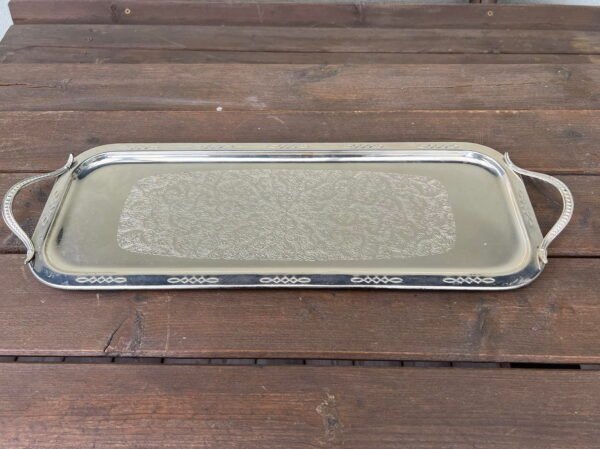 Padėklas metalinis su rankenomis, sidabruotas. Kaina 33