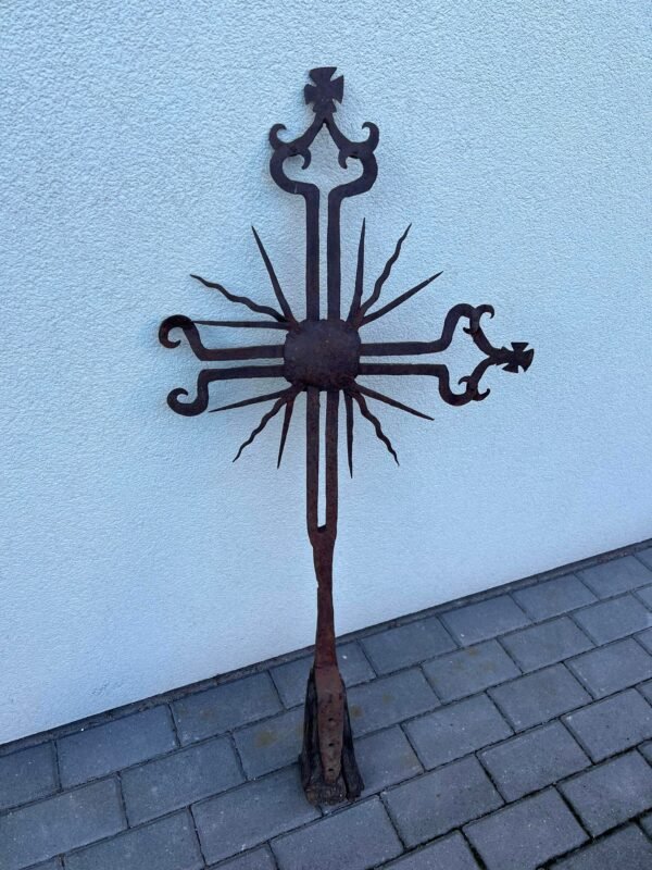 Kryžius kaltinis, antikvarinis, liaudiškas, lietuviškas. Dydis: 52 x 110 cm. Kaina 287