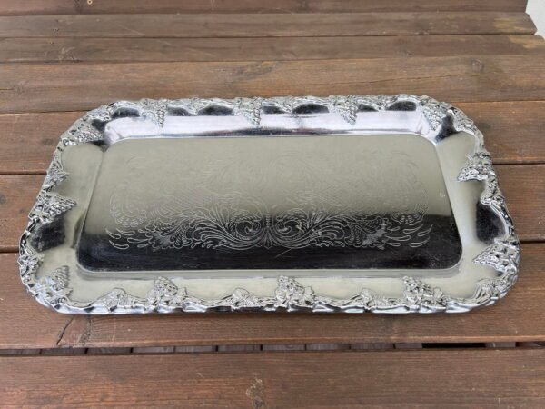 Padėklas metalinis puoštas vynuogėmis, chromuotas. Gamintojo spaudas. Kaina 33