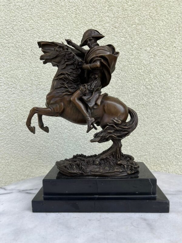 Statula bronzinė Napoleonas ant žirgo. Autorius Pierre-Claude Gautherot, žinomas kaip Claude kopija pagaminta Prancūzijoje. Svoris 6,6 kg. Kaina 338