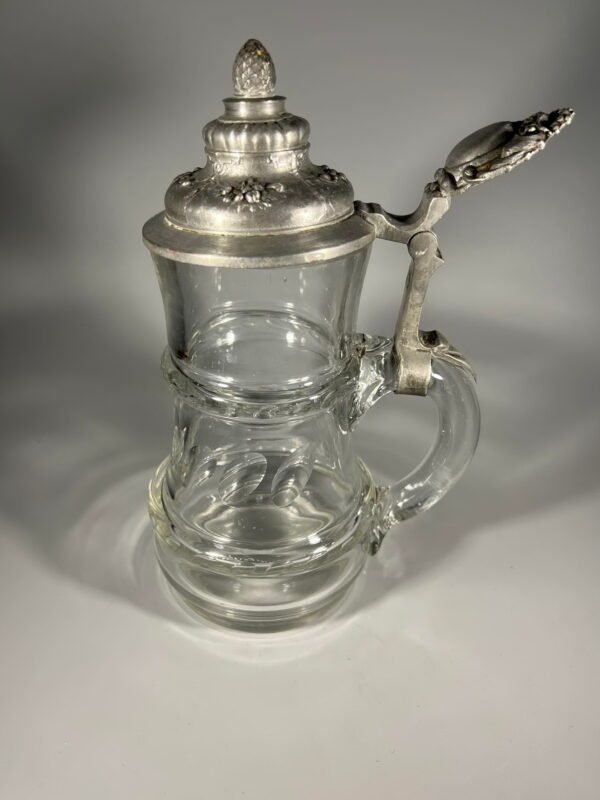 Bokalas su alaviniu dangteliu antikvarinis. 0,5 l. Kaina 38