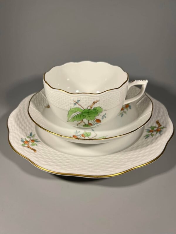 Puodelis su dviem lėkštutėmis Herend, Erškėtrožė, porcelianiniai, antikvariniai. 6 vnt. Puodelio talpa 220 ml. Kaina po 83