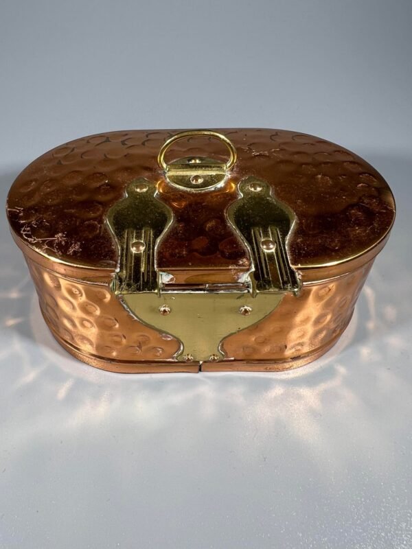 Dėžutė metalinė, vintažinė. Kaina 23