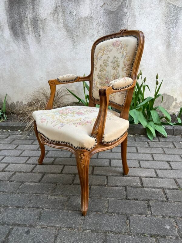 Krėslas, fotelis vintažinis, kėdė su porankiais. tvirtas ir patogus. Kaina 118