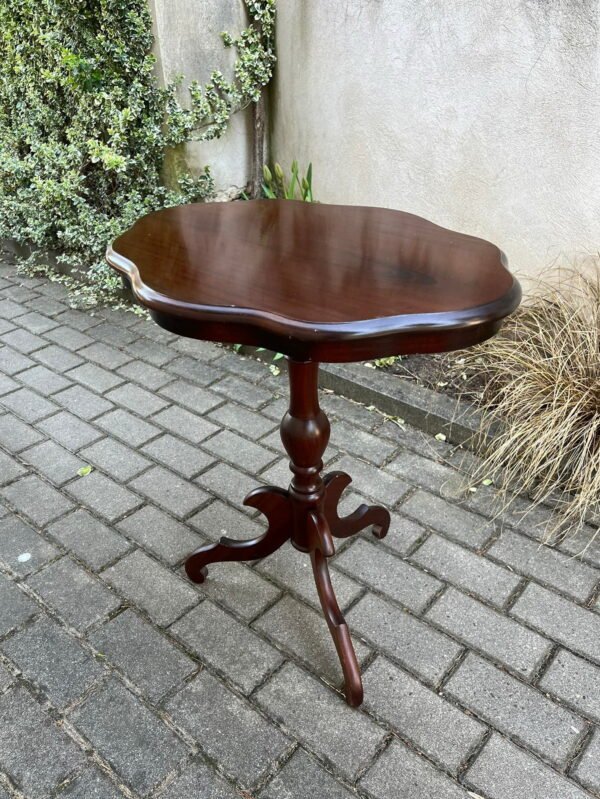 Stalas, kavos staliukas nedidelis, stovelis ovalus, tvirtas, medinis. Kaina 78