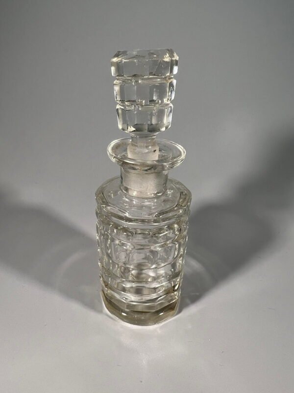 Buteliukas kvepalų krištolinis, antikvarinis, prancūziškas. Kaina 28