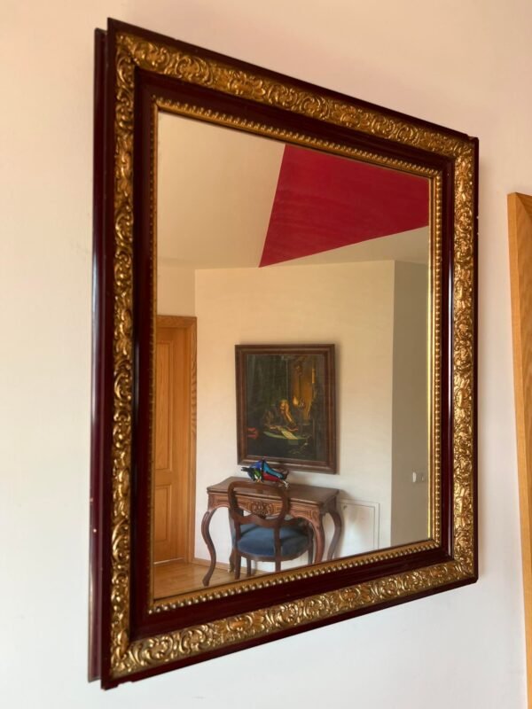 Veidrodis mediniu puošniu rėmu, antikvarinis. Kaina 87