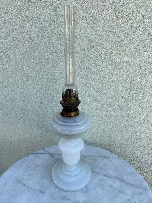 Žibaline lempa antikvarinė, balto opalinio stiklo KOSMOS-BRENNER. Prancūzija. Kaina 78