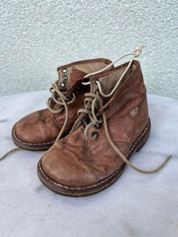Batai odiniai, vaikiški, vintažiniai. Kaina 33