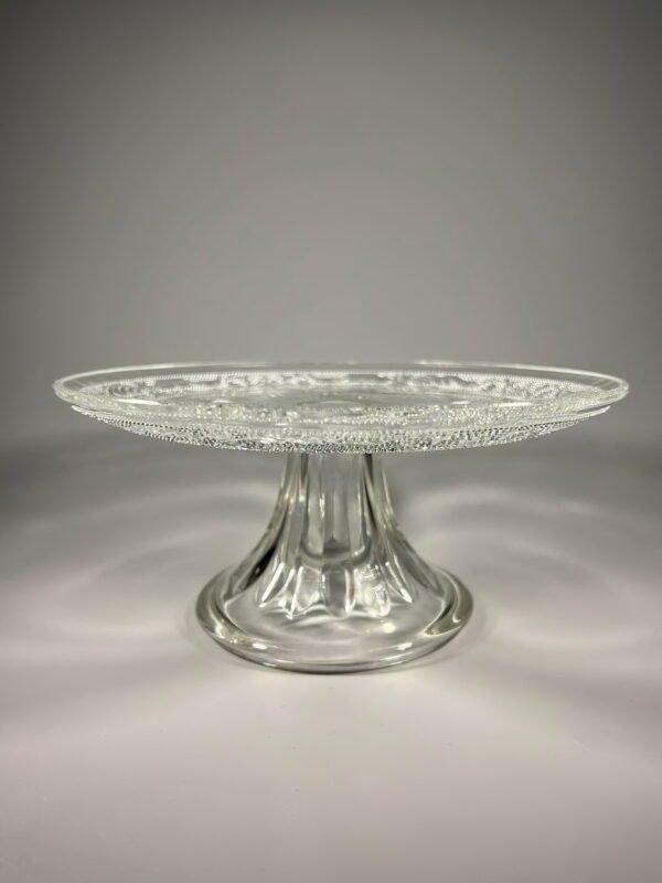 Tortinė, padėklas ant kojelės vintažinis. Skersmuo 20 cm. Kaina 28