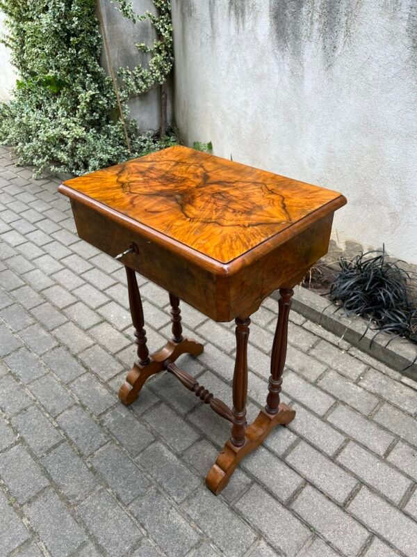 Staliukas siuvinėjimo, kosmetinis su veidrodžiu, rakinamas puoštas beržo šaknies lukštu, antikvarinis. Kaina 138