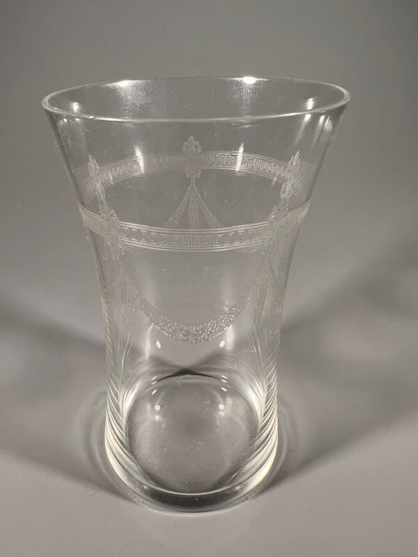Stiklinė antikvarinė, raižyto, plono stiklo, Viktorijos laikų (1837-1901) stiliaus. Talpa 240 ml. Kaina 16