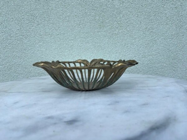 Vaza - žiedas, žalvarinė, antikvarinė. Svoris 800 g. Kaina 33