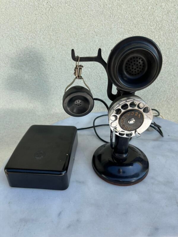 Telefonas antikvarinis Western Electric Company „Candlestick“, išsiskiriantis Western Electric „bull dog“ stiliaus mikrofonu, 1904 m., rinkimo ratukas pridėtas 1920 m. Originalas. Kaina 287