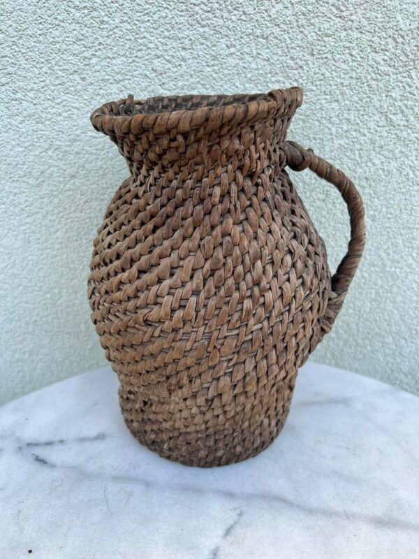 Ąsotis pintas, antikvarinis, liaudiškas, karbija. Kaina 63