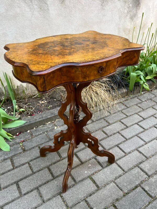 Staliukas, stovelis antikvarinis puoštas šaknies lukštu, drožinėtas su stalčiuku. Restauruotas. Kaina 258