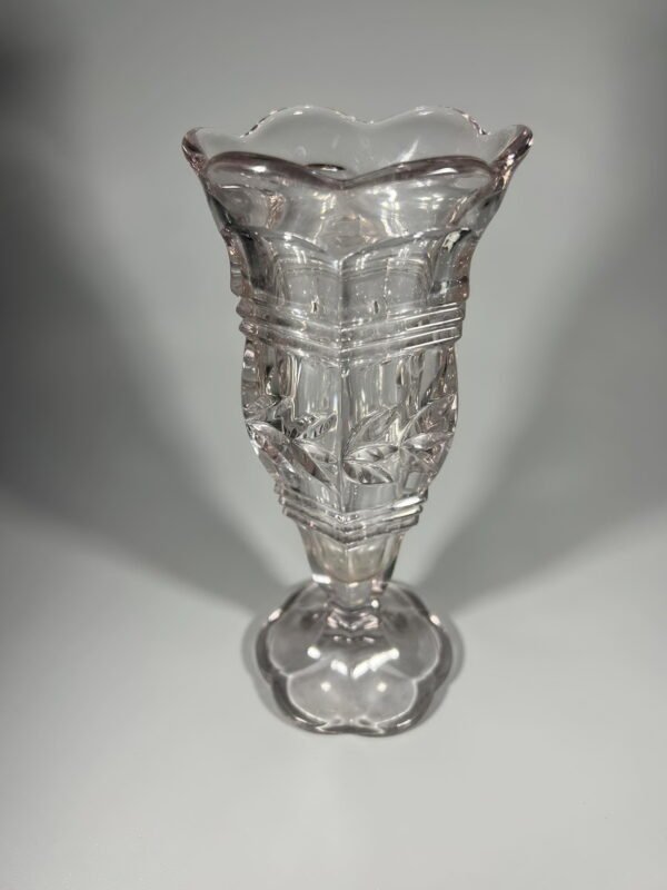 Vazelė, vaza lengvo violetinio atspalvio storo stiklo vintažinė. Kaina 23