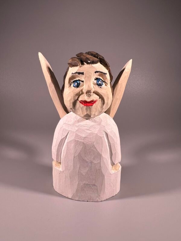 Angelas lietuviškas, medinis, drožinėtas tautodailininko. Aukštis 13 cm. Kaina 23
