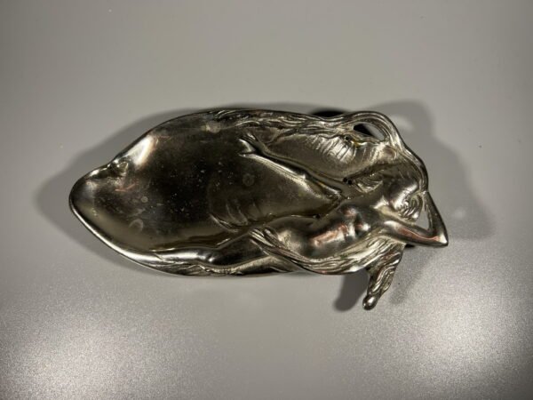 Padėkliukas, muilinė Art Nouveau stiliaus, Nuoga moteris-undinė. Svoris 600 gr. Kaina 53