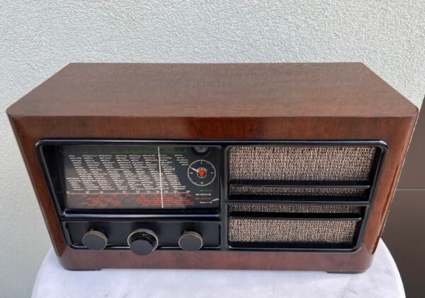 Radija AGA Europa TYP 751 antikvarinė, tarpukario laikų 1937-1938 m. Skalėje Wilno, Kaunas, Klaipėda. Kaina 287