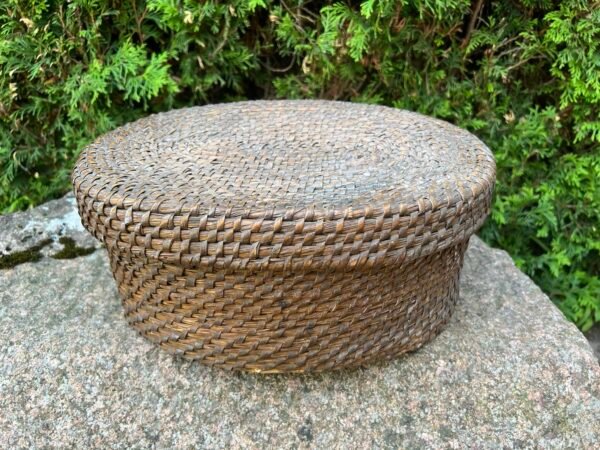 Pintas indas su dangčiu antikvarinis, liaudiškas, karbija, pinta bamblė. Kaina 68