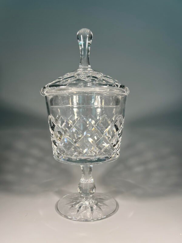 Indas ant kojelės, saldaininė su dangčiu krištoline, dėžutė, vintažinė. Kaina 43