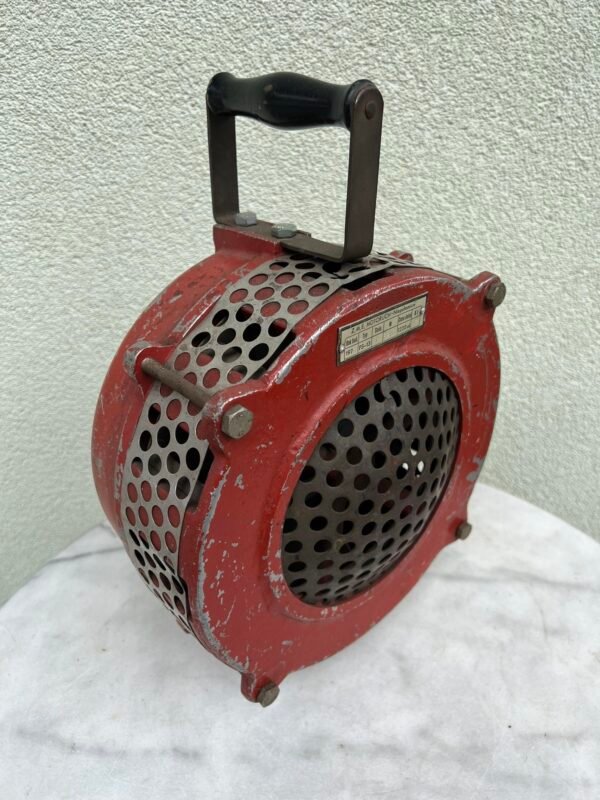 Sirena mechaninė, antikvarinė, veikianti. Visos sirenos dalys originalios. 1974 m. Svoris 7,3 kg. Visos sirenos dalys originalios. Kaina 328