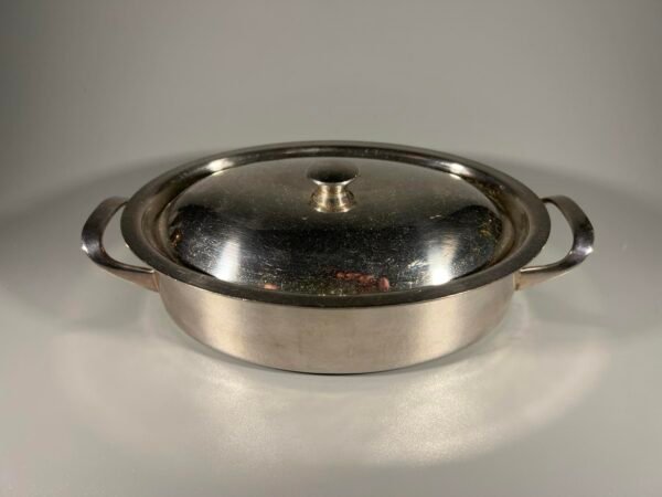 Puodas su dangčiu, nedidelis, metalinis, tinkamas naudojimui. Kaina 23