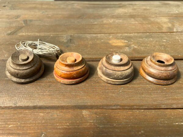 Durų skambutis, medinis, antikvarinis. Netikrinta. 3 vnt. PARDUOTAS trečias. Kaina po 23